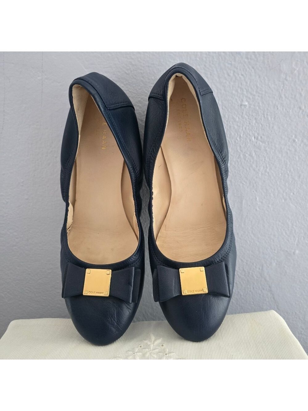 Cole Haan Emory Navy Leather Bow Gold Logo Ballet Flats - Picture 13 of 14